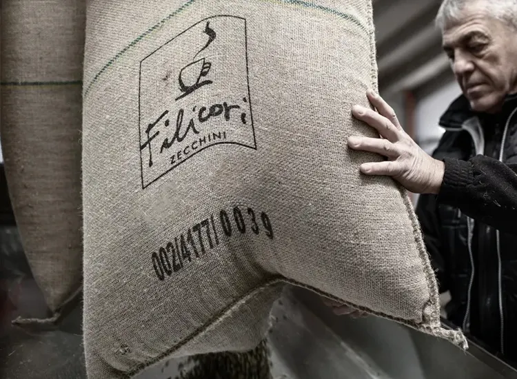 filicori-zecchini-coffee-story-header-archive-vintage-pack-green-coffee-to-transform-roaster-jute (1)